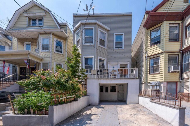 Building Photo - 73 Van Reypen St Unit 2