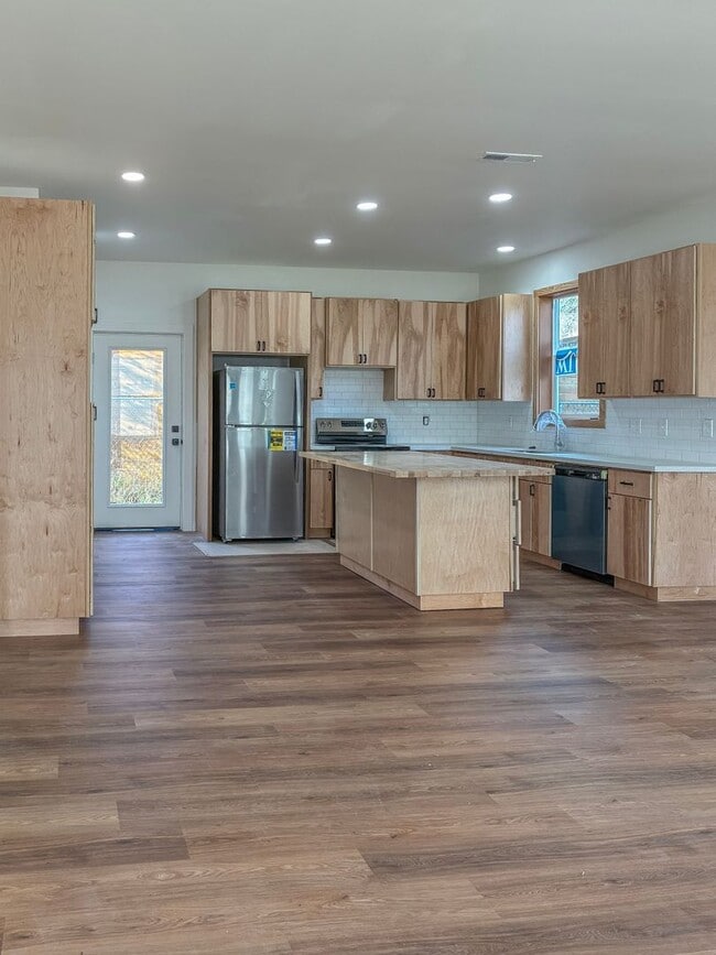 Photo - *** 3 Bedroom New Build In SE ! ONE MONTH FREE !!!!