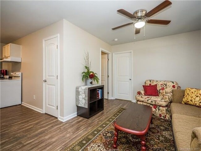 Photo - 305 S Spargo St