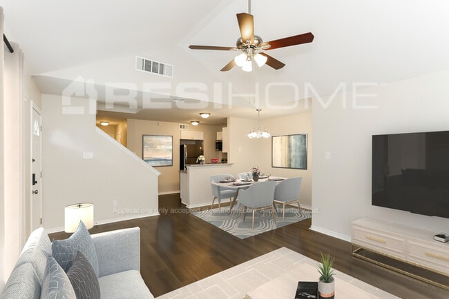 Photo - 907 Fairbanks Cir