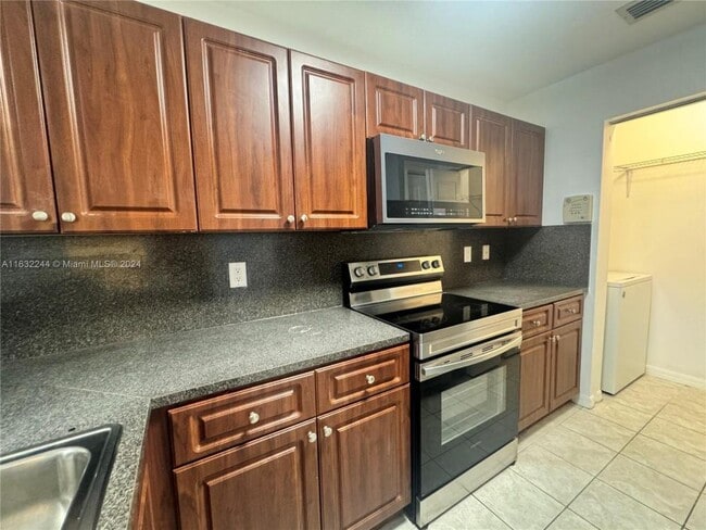 Building Photo - 3 bedroom in Dania FL 33312 Rental