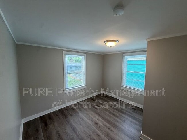 Photo - 930 Dixie St