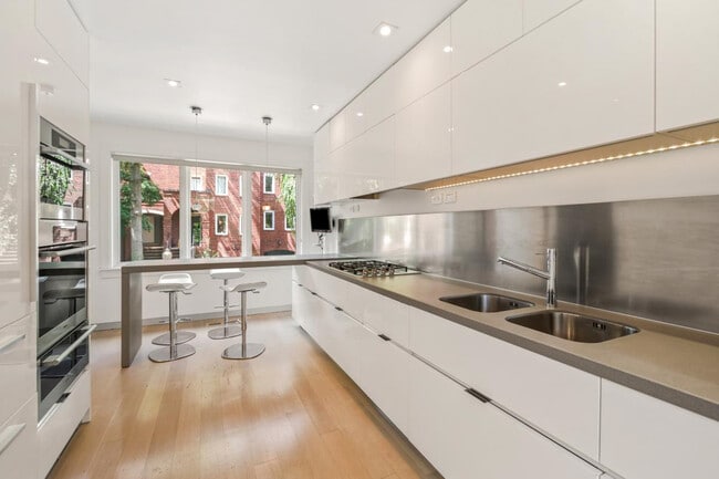 Photo - 3927 Georgetown Ct NW