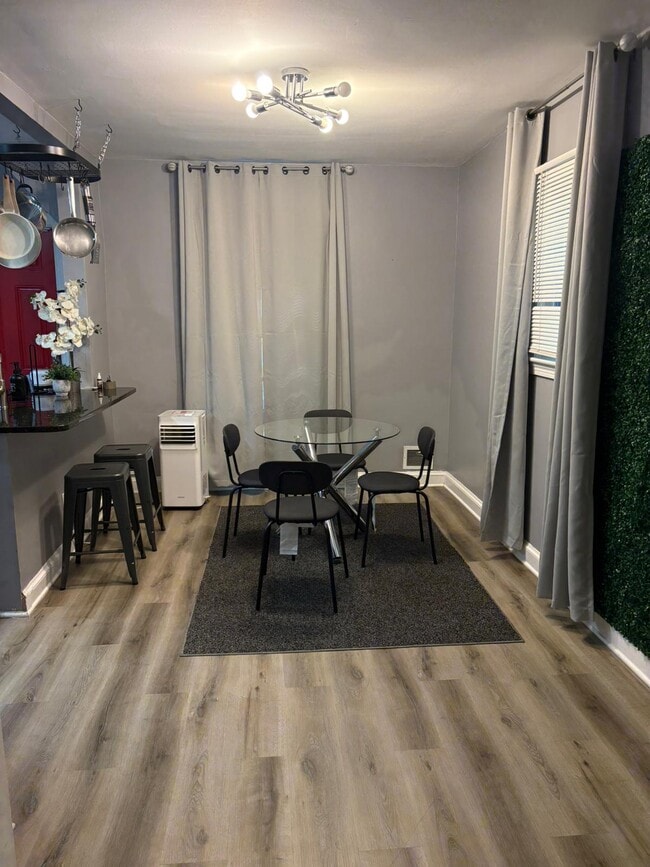 Photo - 127 Wilmington Pl SE