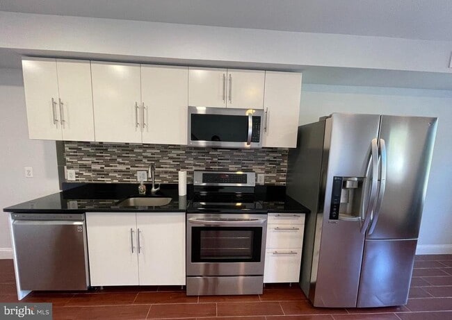 Building Photo - 615 N 11th St Unit 3B