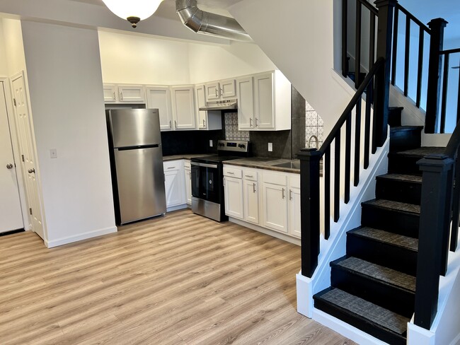 Building Photo - 110 W 3rd St Unit 110 west 3rd street apt 3