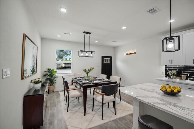 Photo - 1078 St Clair St Unidad A