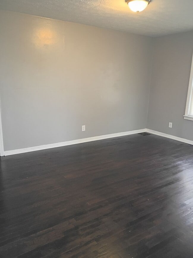 Photo - 3 Bed, 1 Bath w/2 bonus rooms - 5 min from Wright-Patt AFB, Cape Cod style in Riverside