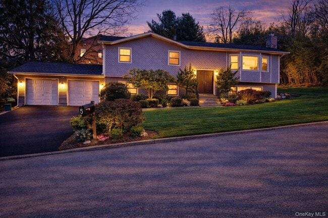 Building Photo - 5 Suzie Dr