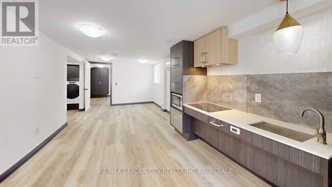 Photo - 729 Queensdale Ave E