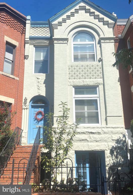 Building Photo - 136 D St SE Rental