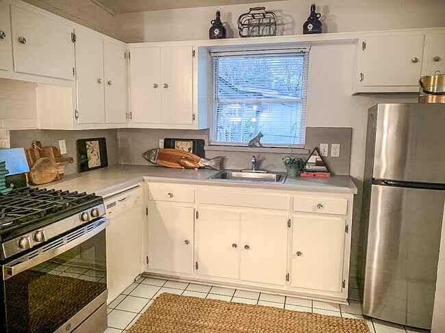 Photo - 904 Chevy Chase Dr