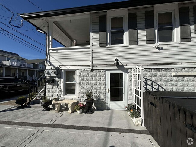 Building Photo - 123 N Avolyn Ave Rental