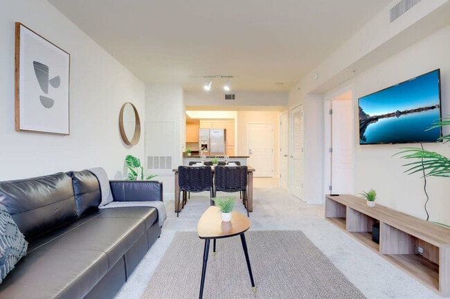 Photo - 550 14th St S Unidad FL15-ID1022440P