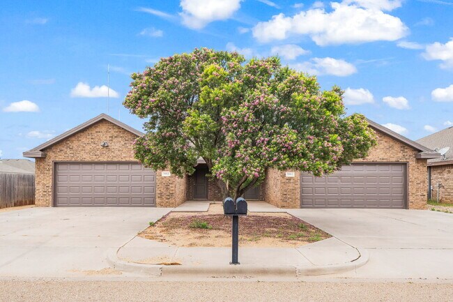 Photo - Beautifully Updated 3-Bed, 2-Bath, 2-Car Garage Duplex in Prime Lubbock Location! Unidad B