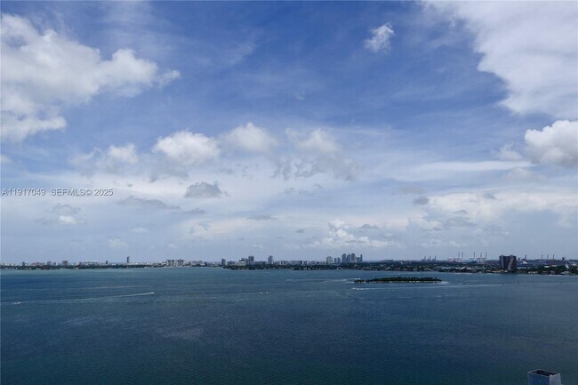 Building Photo - 650 NE 32nd St Unit 1207