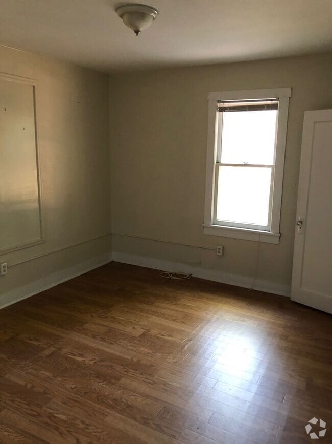 Building Photo - **Large (4BR/1BA) Dade City Home**