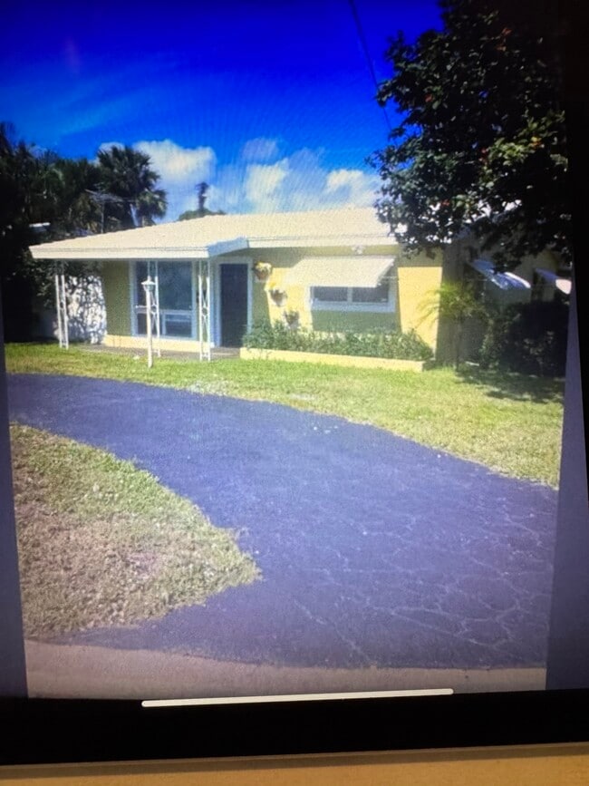 Building Photo - 1297 NE 34th St Rental
