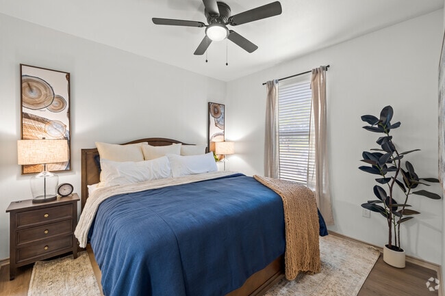 2BR, 2BA - 860SF - Primary Bedroom - The Village on West Seminary