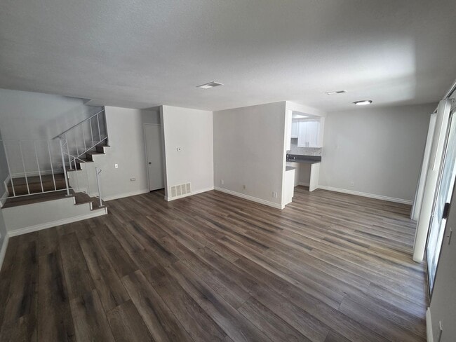 Building Photo - Large 2 Bedroom Home in Haceinda Heights!