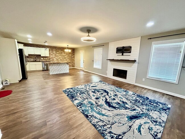 Photo - Three bedroom with finished basement in Hamburg!