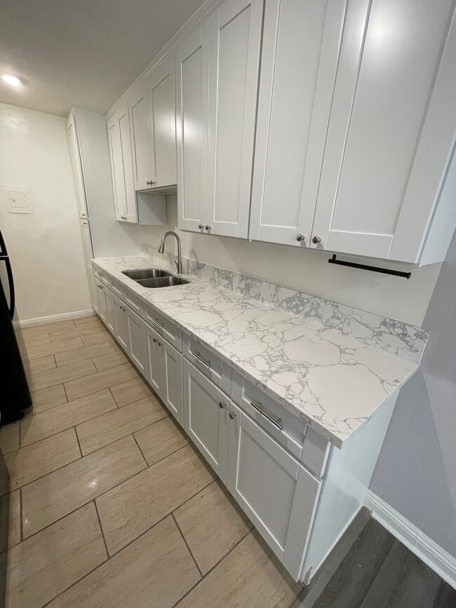 Photo - 345 S Manhattan Pl