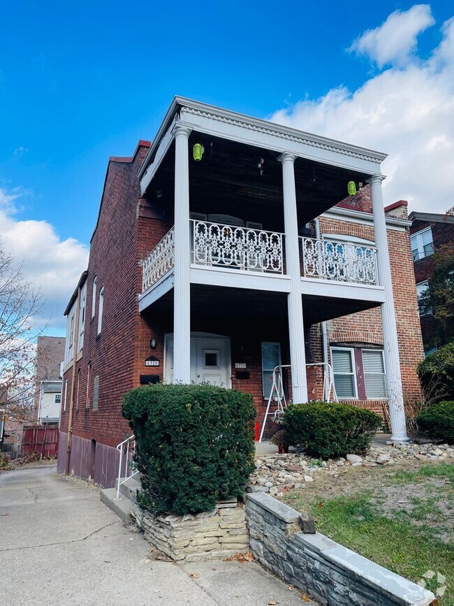 Building Photo - Squirrel Hill Duplex Unit 3 Bed 2 bath Squirrel Hill Duplex Rental