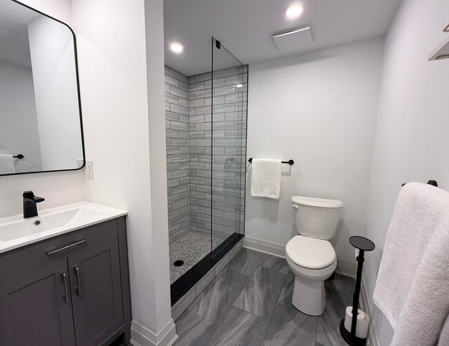 Photo - 286 E 18th St