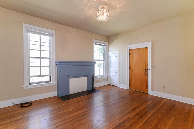 light filled hardwood floors Kerrytown apartment - 521 Elizabeth Street Unit 2