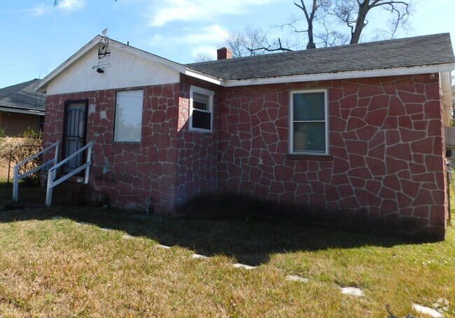 Building Photo - Newly Remodeled Spacious 3 bedroom Home