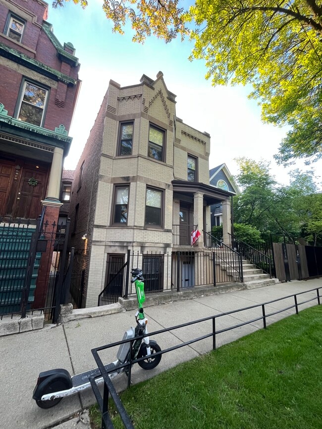 Building Photo - 1726 N Honore St Unit Garden