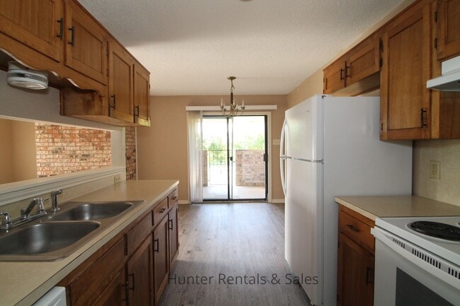 Comfortable Two-Story Townhouse - Comfortable Two-Story Townhouse
