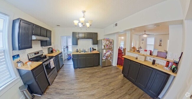 Building Photo - 3D Tour Available - Hot Tub + Fenced-In Ya... Rental