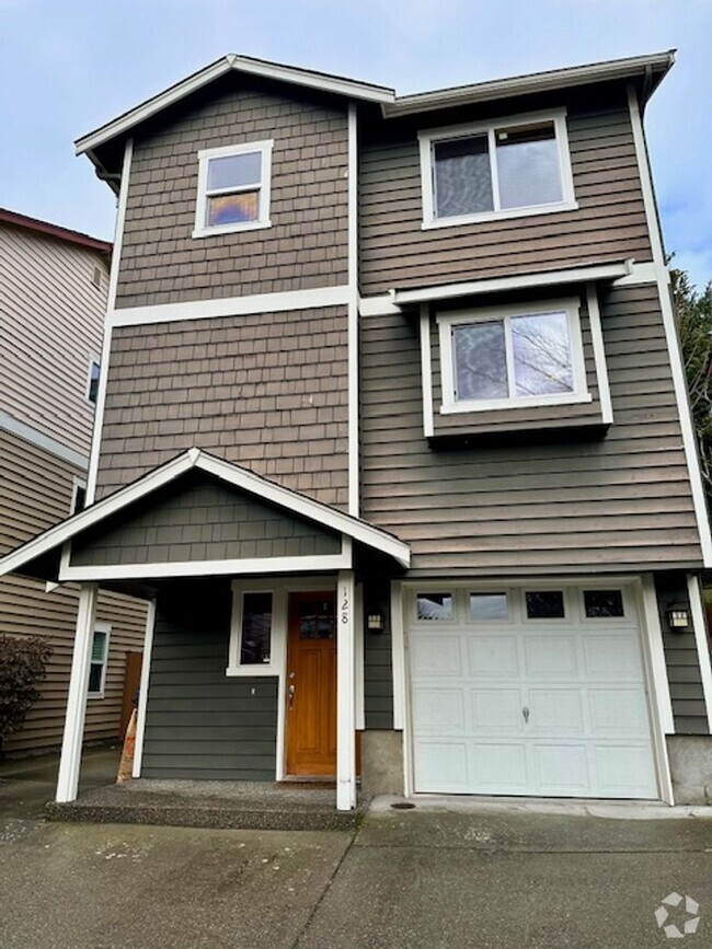 Building Photo - Spacious 3 Bedroom Greenwood Townhouse