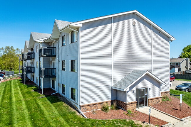 Photo - Country Court Apartments - Waukee