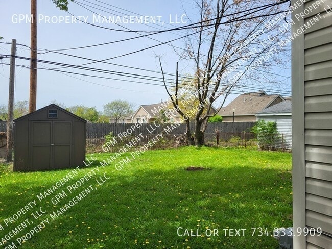 Photo - 2036 Alberta St