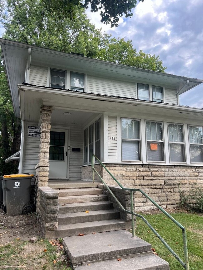 Building Photo - 223 E 8th St
