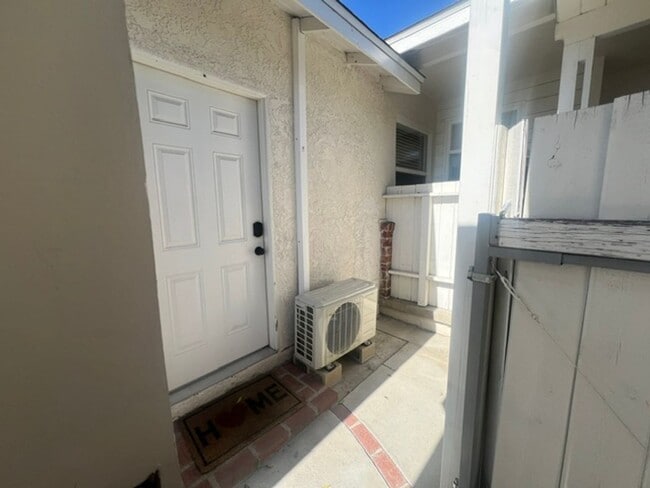 Photo - Charming Winnetka Studio (ADU)! Laundry In Unit!