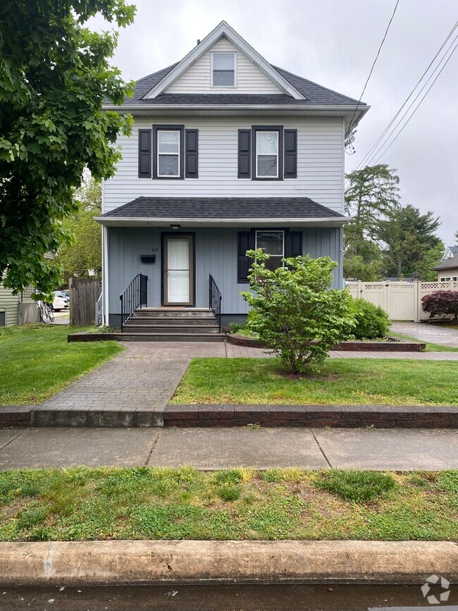 Building Photo - 221 Dickinson Rd Rental