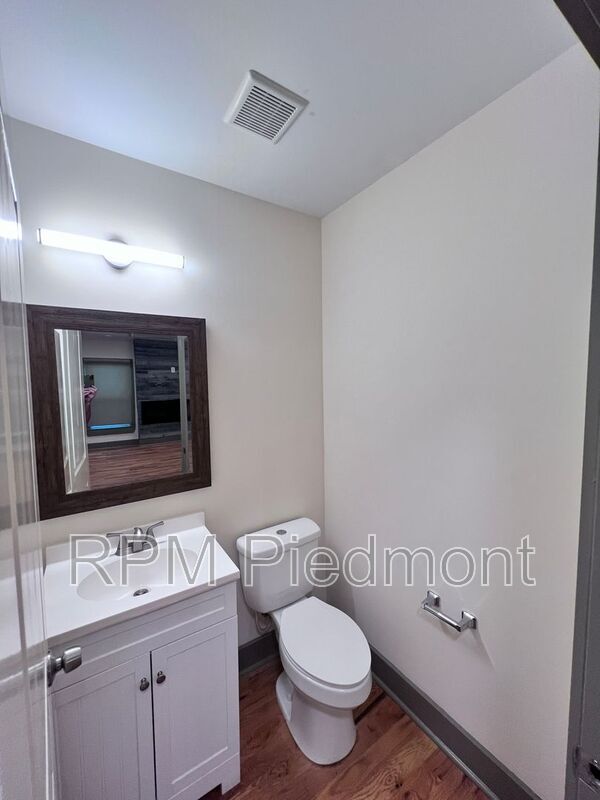 Photo - 334 Dargan Pl SW