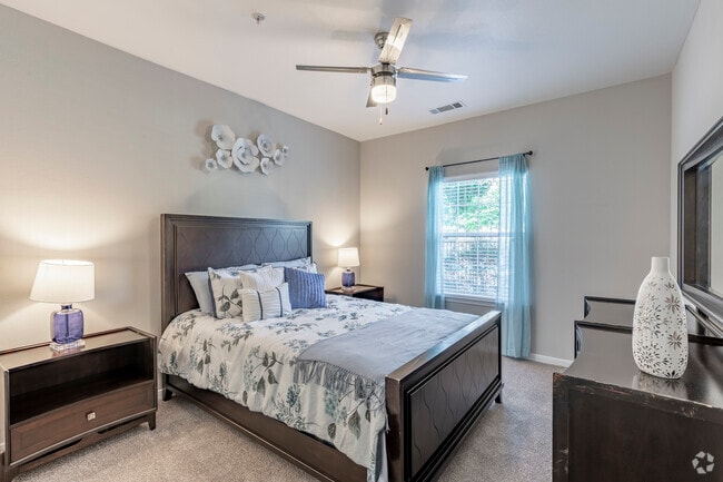 2BR, 2BA - 1,069SF