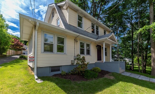 Photo - 17 S Airmont Rd House