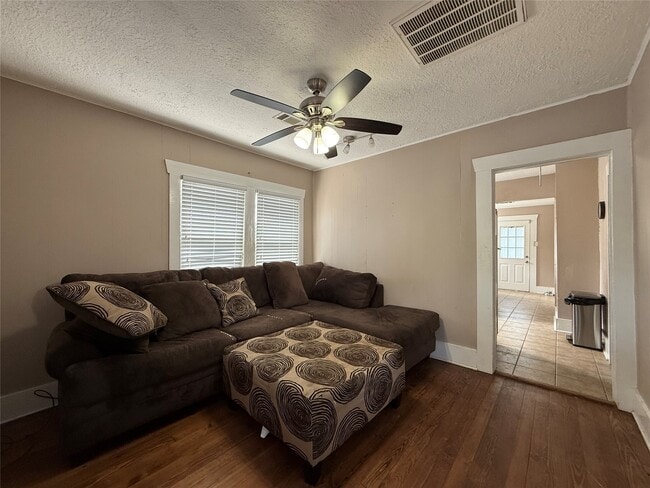 Photo - 2519 Paul Quinn St