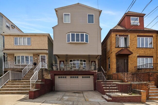 Photo - 146 W 30th St Casa