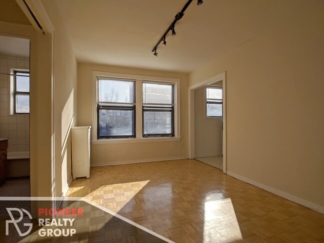 Building Photo - 737 W Belmont Ave Rental