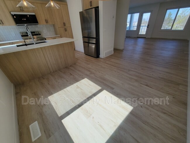 Photo - 16335-16384 84 St NW