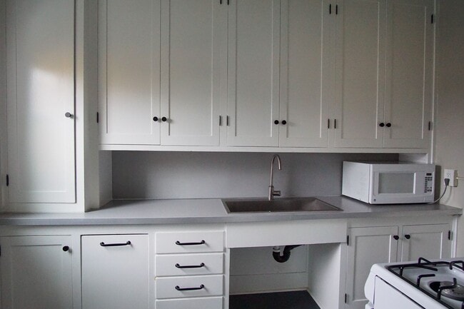 Photo - Top Floor Vintage Studio with Modern Renovations! Unidad 07