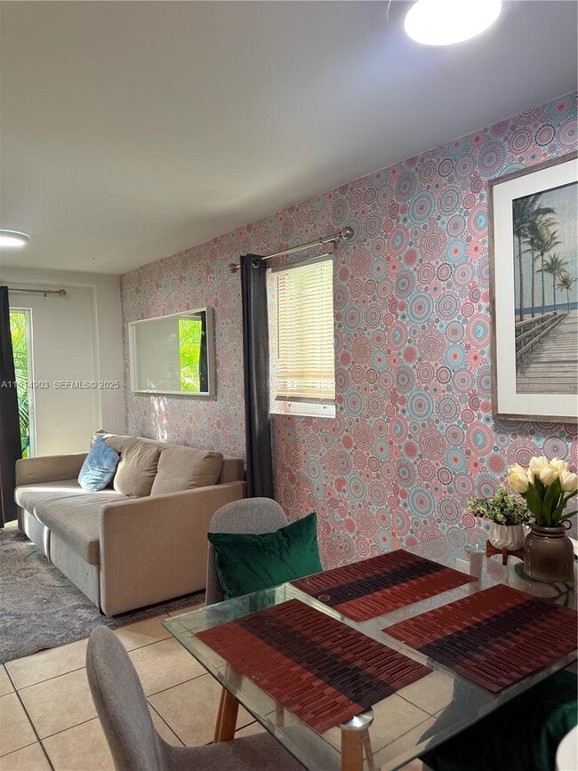 Building Photo - 821 SW 2nd St Unit 10