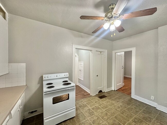 Photo - College Ave Triplex Unidad B- Downstairs