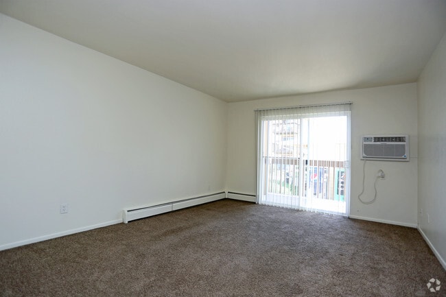 2BR, 2BA - 865 SF